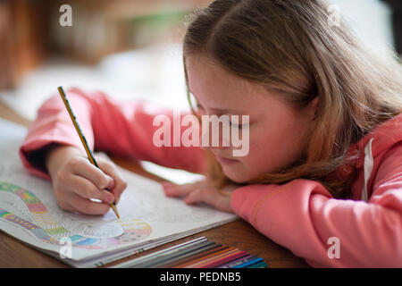 Ragazza giovane la colorazione di colorazione in libro Foto Stock