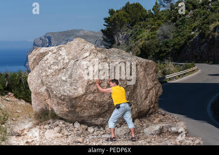 Strada impraticabile da una frana, sulla strada costiera da Andratx a Soller a Mallorca, Spagna in Europa. Foto Stock