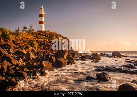 Il vecchio faro di Pointe aux grotte sulle scogliere di Albion, Mauritius Foto Stock