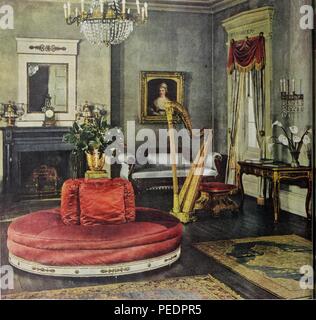 Fotografia a colori del grande sala musica, alla fragola Mansion, XVIII secolo, di tipo federale mansion si trova a Filadelfia di Fairmount Park, arredate in Francese in stile Impero, con una circolare raso rosso divano, una grande tromba d'oro, oro e lampadario di cristallo, e scrivania dorato e sgabello, 1889. La cortesia Internet Archive. () Foto Stock