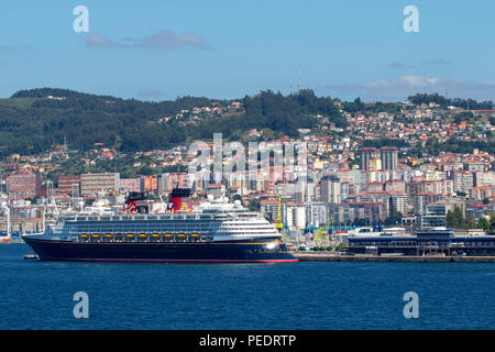 Nave da crociera Disney Magic di proprietà e gestito dalla Disney Cruise Line ancorata in Vigo Spagna Foto Stock