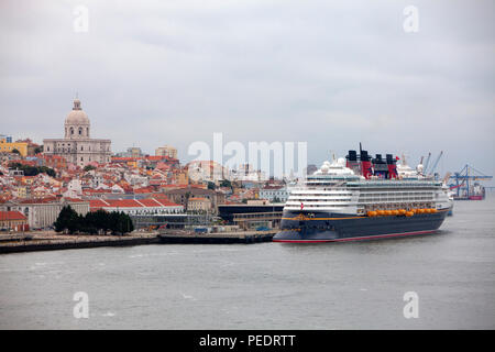 Nave da crociera Disney Magic di proprietà e gestito dalla Disney Cruise Line ancorata in Lisbona Portogallo Foto Stock