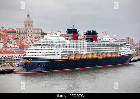 Nave da crociera Disney Magic di proprietà e gestito dalla Disney Cruise Line ancorata in Lisbona Portogallo Foto Stock