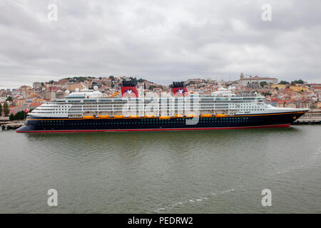 Nave da crociera Disney Magic di proprietà e gestito dalla Disney Cruise Line ancorata in Lisbona Portogallo Foto Stock