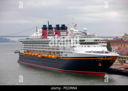 Nave da crociera Disney Magic di proprietà e gestito dalla Disney Cruise Line ancorata in Lisbona Portogallo Foto Stock