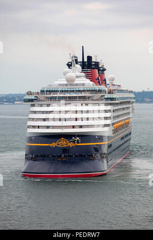 Nave da crociera Disney Magic di proprietà e gestito dalla Disney Cruise Line ancorata in Lisbona Portogallo Foto Stock