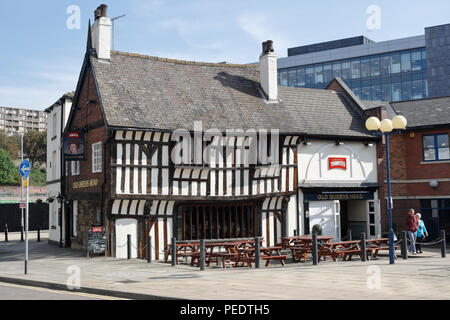 L'Old Queens Head Public House, un edificio a graticcio tudor nel centro di Sheffield, Inghilterra, Regno Unito. Edificio storico di grado II* del 15th° secolo Foto Stock