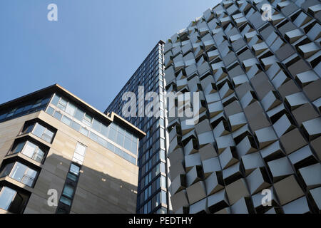 Alti e alti edifici, skyline del centro di Sheffield, Inghilterra Regno Unito, rigenerazione della città interna Q-Park charles Street, parcheggio auto per edifici in metallo Foto Stock