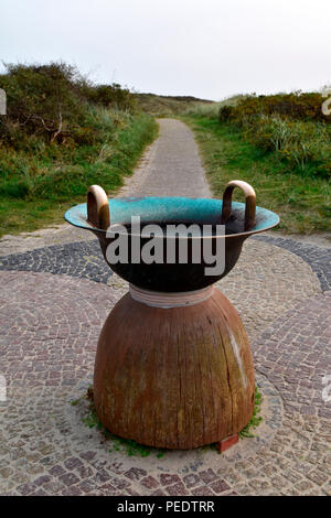 Otto Leege percorso didattico, singing bowl, Juist, nel Parco Nazionale del Mare di Wadden, Bassa Sassonia, Est isola frisone, Germania Foto Stock