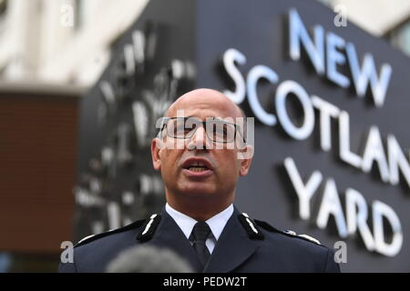 La Metropolitan Police Assistente Commissario specialista operazioni Neil Basu fa una dichiarazione a New Scotland Yard a Londra dopo una vettura si è schiantato in barriere di sicurezza al di fuori della sede del Parlamento. Foto Stock