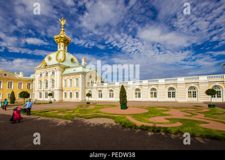 Grand Peterhof Palace, corpo sotto le braccia, costruito dall'architetto Rastrelli, 14 settembre 2016, San Pietroburgo, Russia Foto Stock