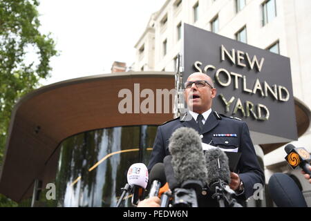 La Metropolitan Police Assistente Commissario specialista operazioni Neil Basu fa una dichiarazione a New Scotland Yard a Londra dopo una vettura si è schiantato in barriere di sicurezza al di fuori della sede del Parlamento. Foto Stock