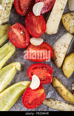 Autunno mix di spezie e verdure cotte nel forno, patate, peperoni, Pomodori Cavolfiori Foto Stock