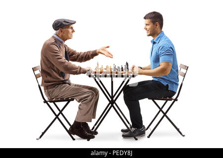 Senior e un giovane uomo giocando a scacchi isolati su sfondo bianco Foto Stock