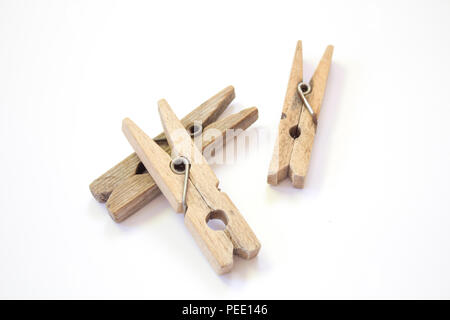 Clothespin di legno su sfondo bianco Foto Stock