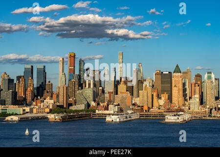 I grattacieli di Manhattan Midtown West con il Fiume Hudson nella luce del pomeriggio. La città di New York Foto Stock