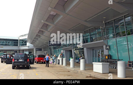 Passeggero facile drop-off access sulle partenze concourse a Cleveland Hopkins International Airport in Cleveland, Ohio, USA. Foto Stock
