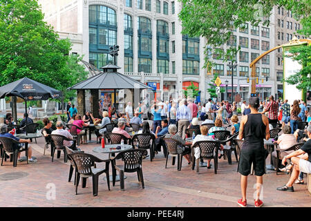 Estate 'Dancing sotto le stelle" Martedì notte programma attrae persone al quartiere dei teatri all'aperto le danze di una live band in Cleveland USA Foto Stock