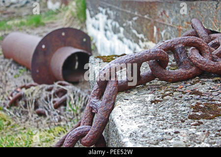 Catena arrugginito. Siglufjörður Affitto Porto, a nord di fiordi, Islanda. Foto Stock