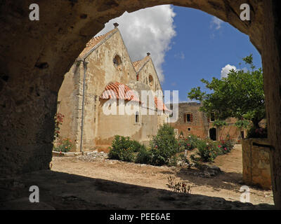 Cretan scena di strada attraverso il portone. Creta, Grecia Foto Stock