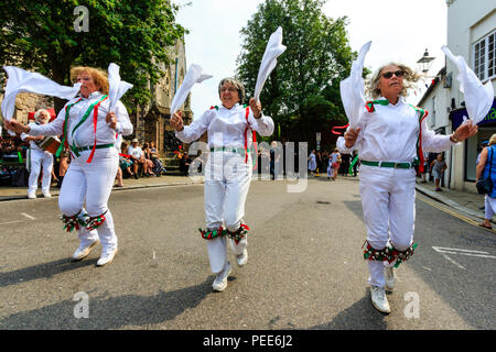 Inglese tradizionale ballerini folk, Oyster Morris donne Dancing in the Street di Sandwich Kent. Indossa pantaloni bianchi e camicia, sventolando hankies. Foto Stock