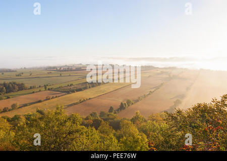 Vista del paesaggio rurale nella foschia mattutina Foto Stock