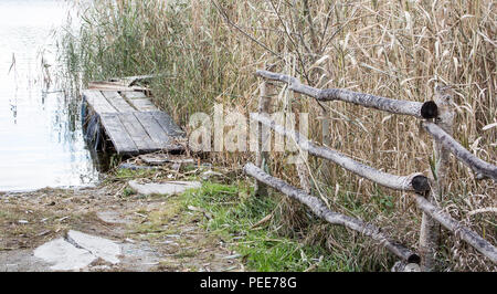 Staccionata in legno vicino al fiume in stile antico Foto Stock