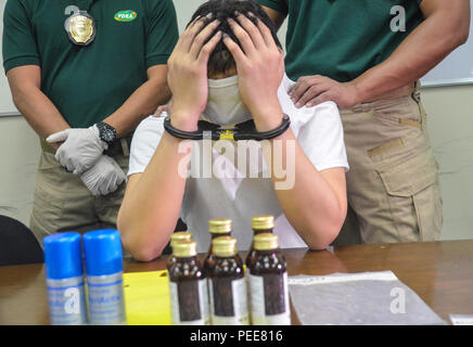 Quezon City, Filippine. 13 Ago, 2018. La personalità di farmaco è stato identificato come Bruce Carlo Vidal Santos alias Elmo arrestato durante la PDEA il buy-busto il funzionamento a madre Ignazia Avenue Quezon City. Credito: Robert Oswald Alfiler/Pacific Press/Alamy Live News Foto Stock