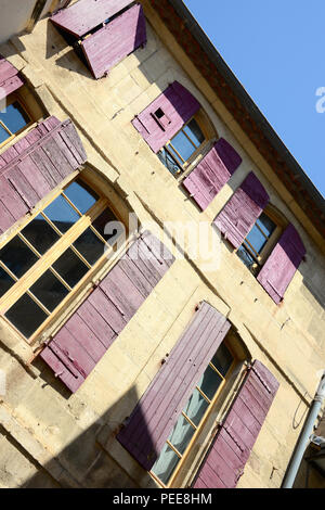 Windows di Arles, Francia Foto Stock