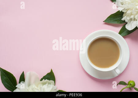 Blocco note per il testo bianco fiori peonia cherry bacche pastello su sfondo rosa Foto Stock