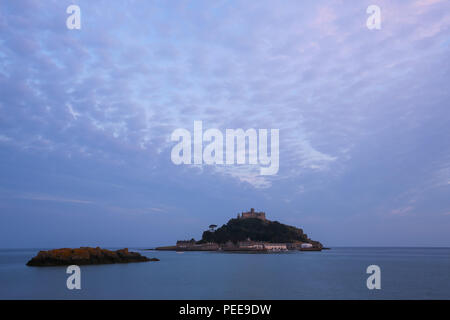 San Michele di Monte Castello è situato sulla sommità di un granitico rock-isola nei pressi di Marazion, Cornwall, Inghilterra. I visitatori possono raggiungere a piedi l'isola durante l Foto Stock