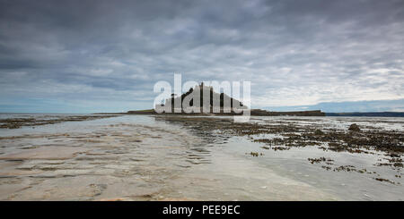 San Michele di Monte Castello è situato sulla sommità di un granitico rock-isola nei pressi di Marazion, Cornwall, Inghilterra. Con la bassa marea si può raggiungere a piedi l'isola. Foto Stock