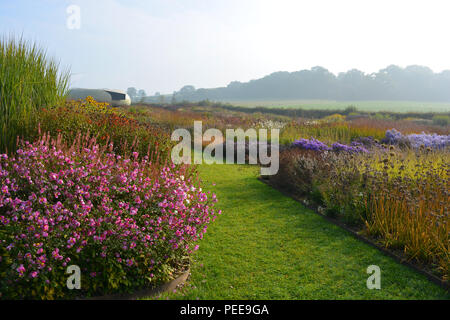 Vista su campo Oudolf, progettato dal rinomato architetto paesaggista Piet Oudolf, al Padiglione Radić, progettato da Smiljan Radić, Hauser & Wirth, Somerset Foto Stock