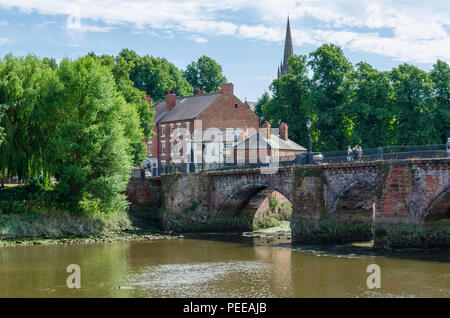 Chester, Regno Unito: 6 agosto, 2018: Il vecchio Dee Bridge è il ponte più antico nel centro storico di Chester. Il ponte porta pedoni e traffico attraverso t Foto Stock