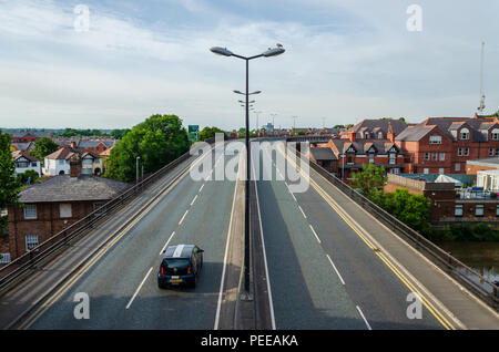 Chester, Regno Unito: 6 agosto, 2018: una unità auto lungo il St. Martins modo in Chester. La strada è una sezione in alzata che attraversa il Shropshire Union Canal. Foto Stock