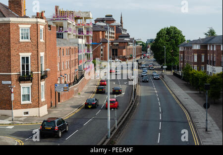 Chester, Regno Unito: 6 agosto, 2018: unità di traffico lungo il St. Martins modo in Chester. Questa strada a doppia carreggiata sezione corre lungo il bordo del centro citta'. Foto Stock