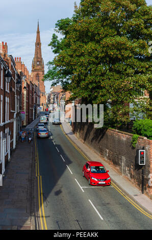 Chester, Regno Unito: 6 agosto, 2018: traffico che viaggia sul ponte inferiore Street, Chester. La strada che conduce dal centro città al vecchio Dee ponte che attraversa la Foto Stock