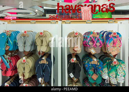 Display del flip flop in un Duty free shop dell'aeroporto di Gatwick, Crawley, West Sussex, Regno Unito Foto Stock