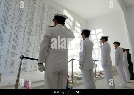 150804-N-ZQ784-014 PEARL HARBOR (04 agosto 2015) senior leadership militare dal Giappone terra Forza di Autodifesa e Giappone marittimo Forza di Autodifesa rendere onori durante una ghirlanda-posa cerimonia presso la USS Arizona Memorial durante una prevista visita porta a base comune Harbor-Hickam perla. La cerimonia è stata destinata a pagare il rispetto per coloro che hanno perso la loro vita durante l'attacco di Pearl Harbor, 7 dicembre, 1941. Il JDMSF navi sono programmati per partecipare all'esercizio multilaterale Alba Blitz 2015 in San Diego. Alba Blitz è uno scenario-driven led di esercizio da parte degli Stati Uniti Terza Flotta e mi Expedi Marine Foto Stock