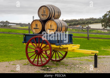 Tre i barili di legno su un carrello di legno all'ingresso alla cantina di Maxwell McLaren Vale SA Australia. Foto Stock