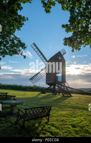 Bella immagine di panorama di Nutley mulino di Ashdown Forest Inghilterra meridionale durante il periodo estivo il tramonto Foto Stock