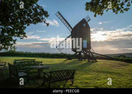 Bella immagine di panorama di Nutley mulino di Ashdown Forest Inghilterra meridionale durante il periodo estivo il tramonto Foto Stock