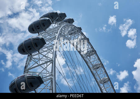Guardando verso l'alto da terra presso il London Eye grande ruota panoramica Ferris mostra numero di cialde e la struttura della ruota Foto Stock