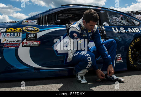 Aric Almirola, n. 43 auto conducente lacci le scarpe prima di salire nella Air Force sponsorizzato auto, 2 agosto 2015, in corrispondenza delle finestre 10 400 presso la Pocono Raceway in lunga vasca, Pa. La forza aerea è utilizzando motori di grande base di fan di reclutare futuro aviatori interessati alla scienza, tecnologia, ingegneria e matematica (stelo) campi di carriera. (U.S. Air Force photo by Staff Sgt. Perry Aston/rilasciato) Foto Stock