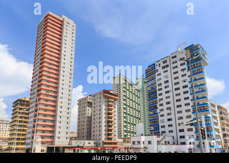 Color pastello moderni edifici alti, torre e blocchi di appartamenti residenziali a l'Avana, Cuba Foto Stock