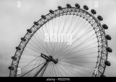 Un dettaglio del London Eye, la grande ruota panoramica Ferris a Londra in Inghilterra. Immagine in bianco e nero a partire da un giorno di pioggia. Foto Stock