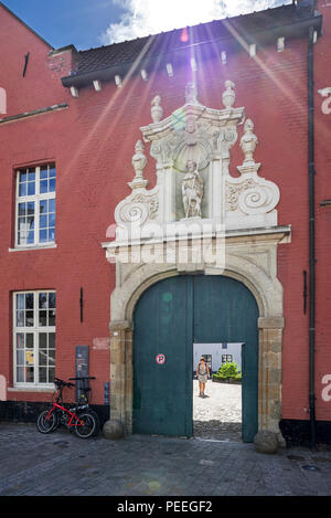 Scultura di San Roch / Rocco / Sint Rochus sopra la porta d ingresso al beghinaggio di Oudenaarde, Fiandre Orientali, Belgio Foto Stock