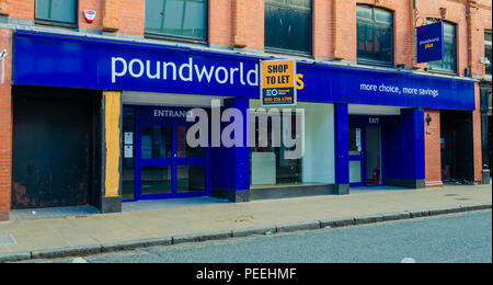Chester, Regno Unito: 6 agosto, 2018: vacante shop locali a Chester che in precedenza erano occupati da Poundworld Plus. Essi sono entrati in amministrazione in giugno Foto Stock