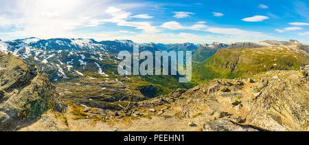 Vista panoramica da Dalsnibba Nibbevegen sulla strada che conduce a Geiranger Fjord, Norvegia Foto Stock