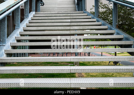 Scala in acciaio sul lato esterno di un ufficio. Edificio si trova sul campus dell'Università di Delft, Paesi Bassi. Foto Stock